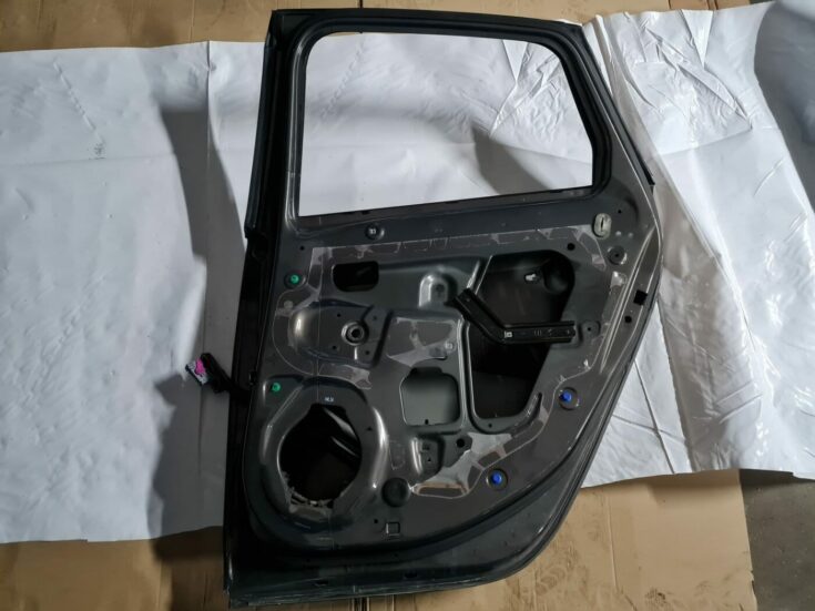 Aizmugurējās labās durvis priekš OPEL ASTRA J 2013