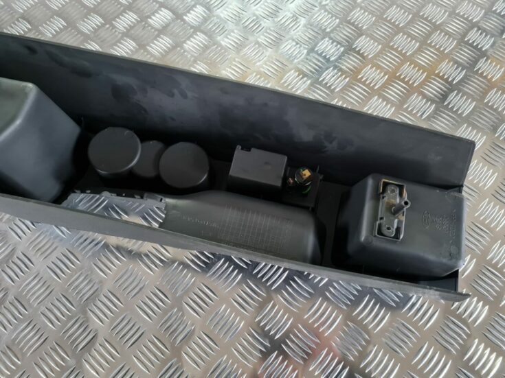 Centrālās konsoles apdares lielākā daļa priekš FORD FOCUS C-MAX 2004