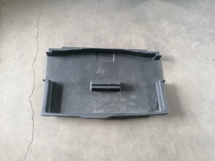 Bagāžnieka nodalījuma instrumentu ieliktnis priekš TOYOTA AVENSIS 2007