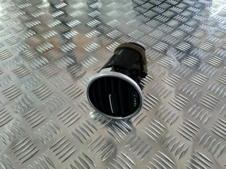 Mērinstrumentu paneļa gaisa vads, centrā priekš MERCEDES BENZ ML320 2006 SILVER