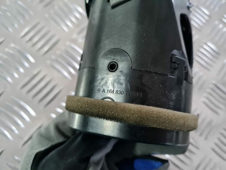 Mērinstrumentu paneļa gaisa vads, centrā priekš MERCEDES BENZ ML320 2006 SILVER