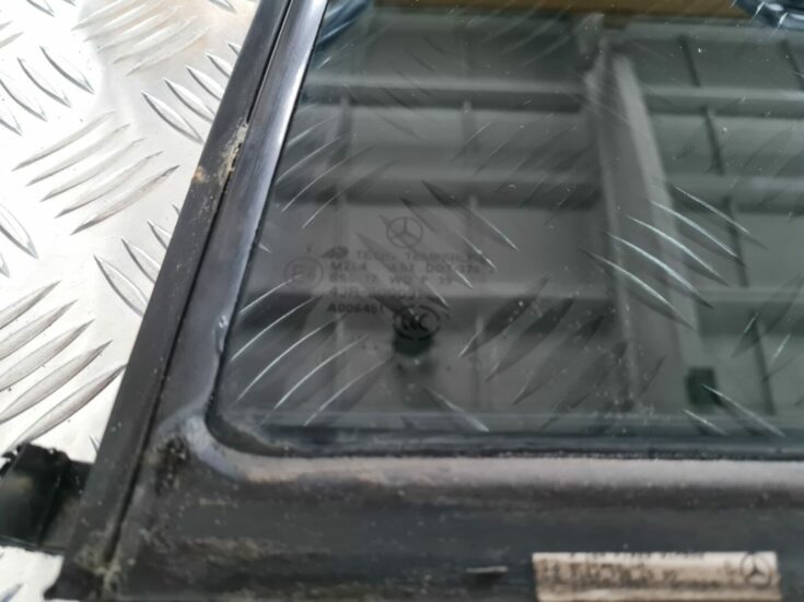 Labo durvju stūra stikls priekš MERCEDES BENZ ML320 2006 SILVER