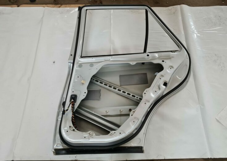 Aizmugurējās labās durvis priekš MERCEDES BENZ ML320 2006 SILVER