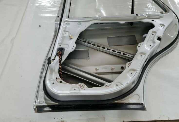Aizmugurējās labās durvis priekš MERCEDES BENZ ML320 2006 SILVER