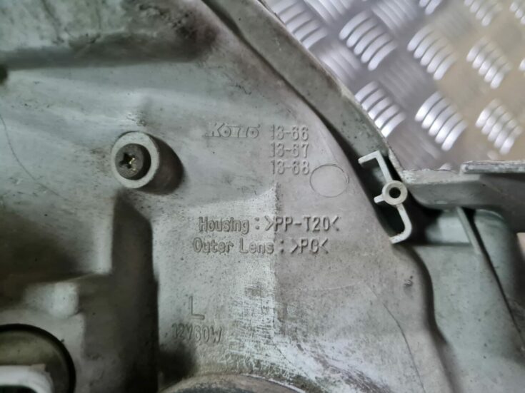 Priekšējais labais lukturis priekš TOYOTA COROLLA VERSO 2003