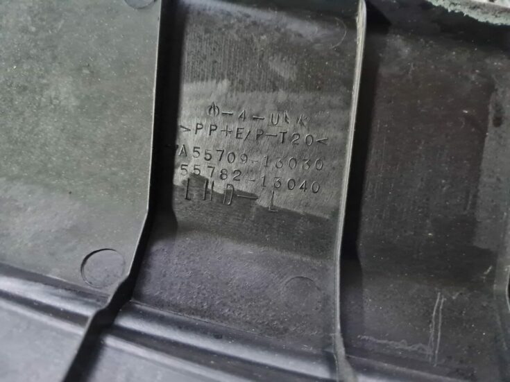Vējstikla uzlikas (deflektora) režģis priekš TOYOTA COROLLA VERSO 2003
