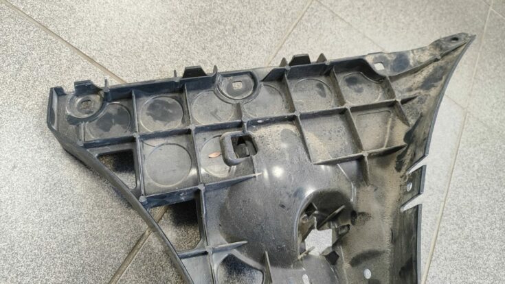 Aizmugurējā spārna un bufera stiprinājums priekš BMW 525 E60 2006 BLACK