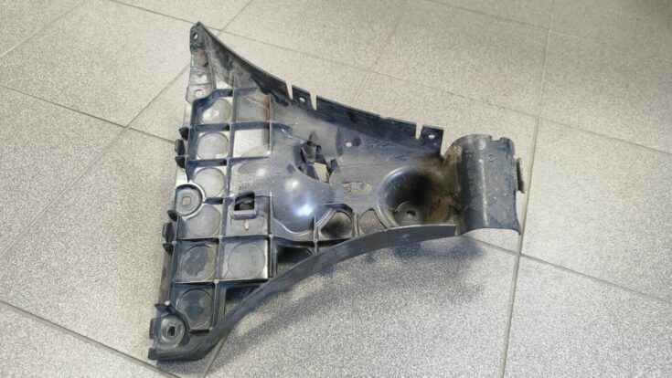 Aizmugurējā spārna un bufera stiprinājums priekš BMW 525 E60 2006 BLACK