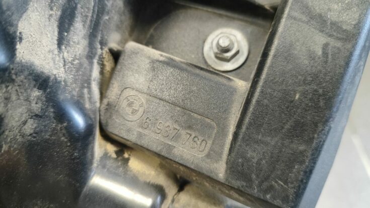 Aizmugurējā spārna un bufera stiprinājums priekš BMW 525 E60 2006 BLACK