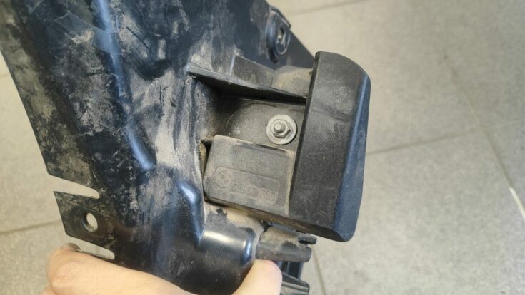 Aizmugurējā spārna un bufera stiprinājums priekš BMW 525 E60 2006 BLACK