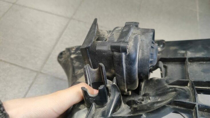 Aizmugurējā spārna un bufera stiprinājums priekš BMW 525 E60 2006 BLACK
