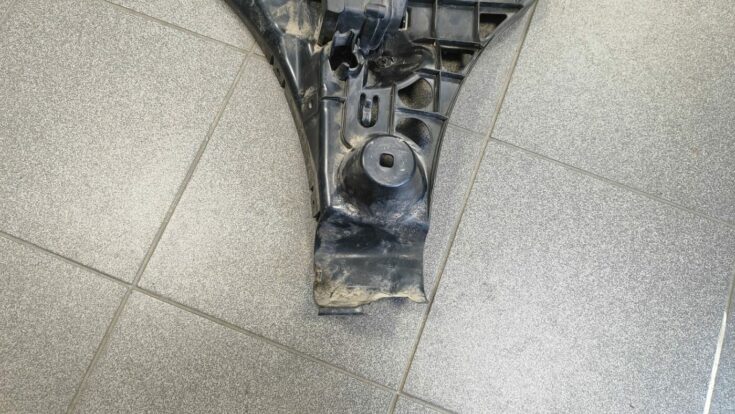 Aizmugurējā spārna un bufera stiprinājums priekš BMW 525 E60 2006 BLACK