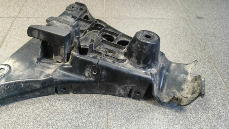 Aizmugurējā spārna un bufera stiprinājums priekš BMW 525 E60 2006 BLACK