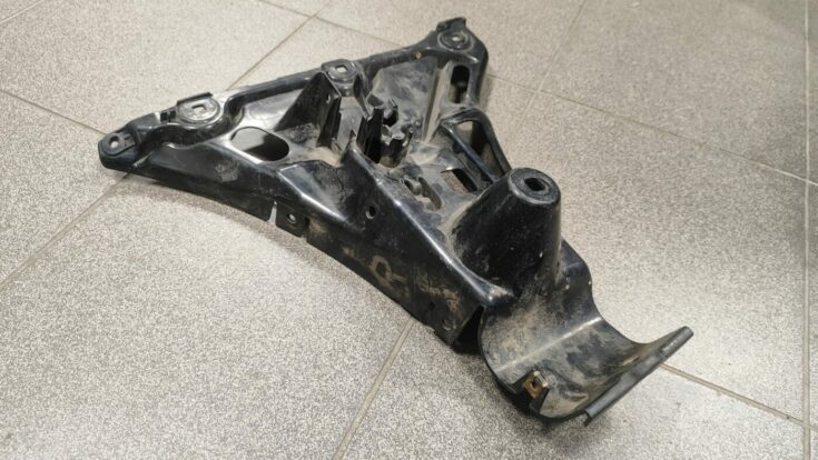 Aizmugurējā spārna un bufera stiprinājums priekš BMW 525D E61 2007 TOURING BLACK