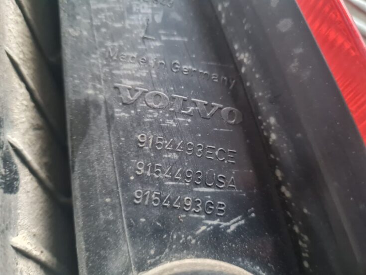 Aizmugurējais kreisais lukturis priekš VOLVO V70 2003 SILVER