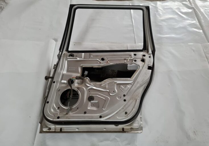 Aizmugurējās labās durvis priekš VOLVO V70 2003 SILVER