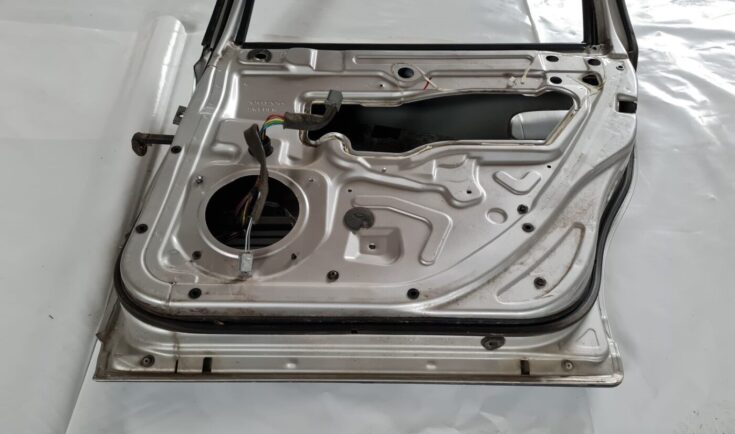 Aizmugurējās labās durvis priekš VOLVO V70 2003 SILVER