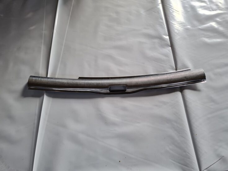 Bagažnieka nodalījuma sliekšņa uzlika priekš VW PASSAT 2004 UNIVERSAL GREY