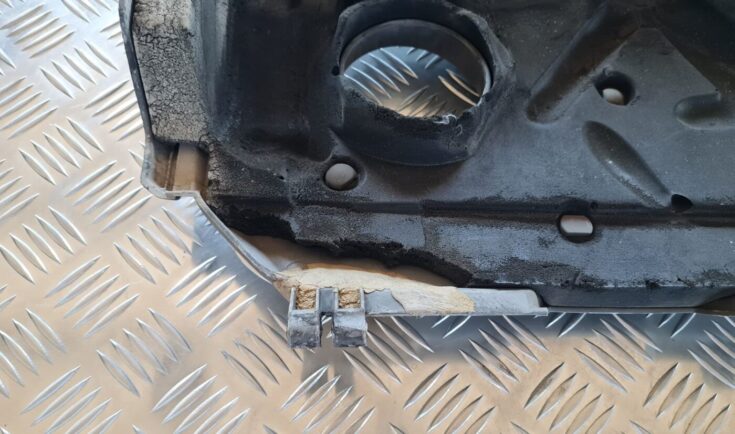 Dzinēja dekoratīvais vāks priekš VOLVO V70 2006