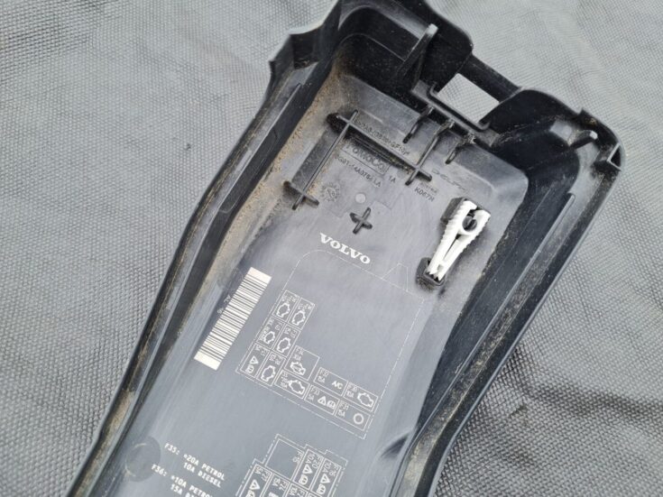 Drošinātāju kārbas korpusa vāks priekš VOLVO S80 2007 GREY