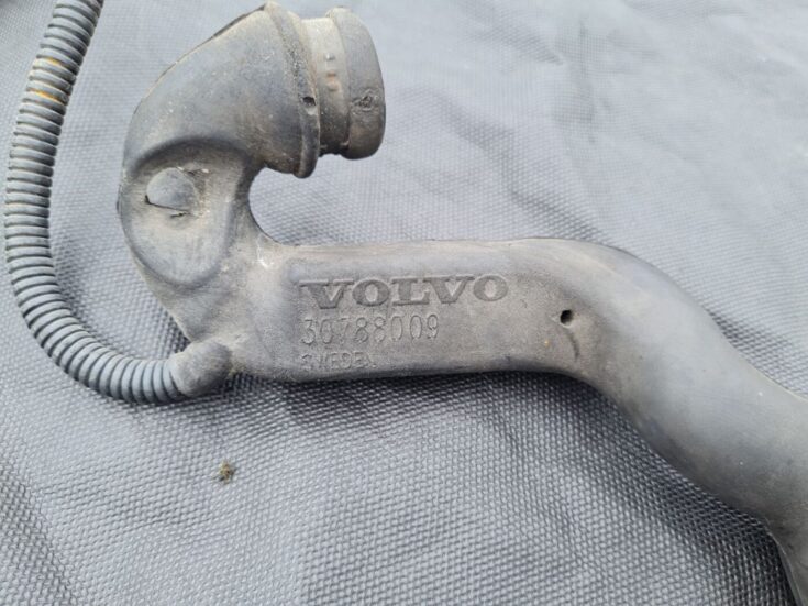 Kartera ventilācijas caurule priekš VOLVO S80 2007 GREY