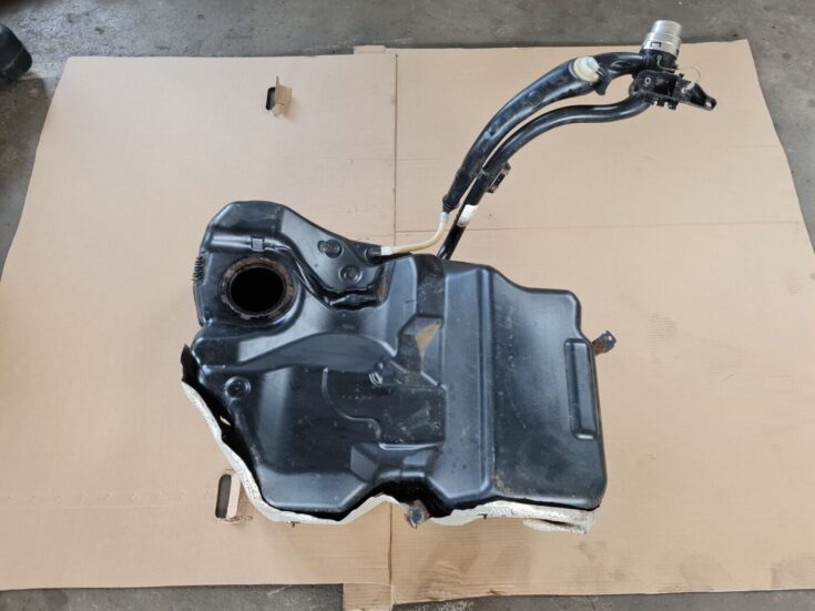 Degvielas tvertne priekš VW PASSAT B6 2006 ANGL. UNIVERSAL
