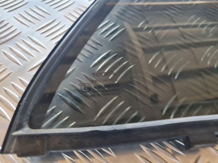 Labo durvju stūra stikls priekš TOYOTA AVENSIS 2007
