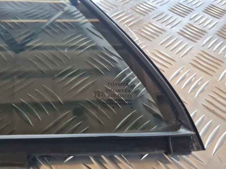 Kreiso durvju stūra stikls priekš TOYOTA AVENSIS 2007