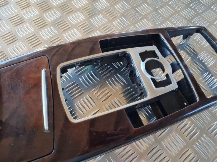Centrālās konsoles (apdares) vidēja daļa priekš AUDI A6 AVANT 2006 S-LINE