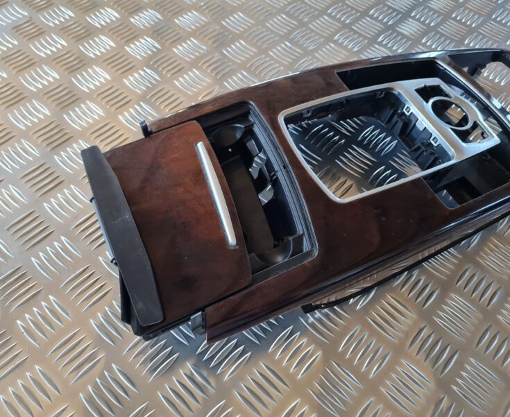 Centrālās konsoles (apdares) vidēja daļa priekš AUDI A6 AVANT 2006 S-LINE