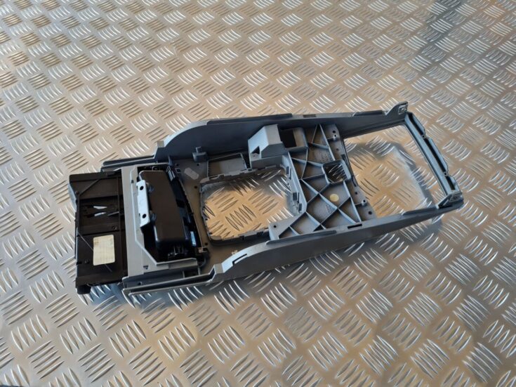 Centrālās konsoles (apdares) vidēja daļa priekš AUDI A6 2008