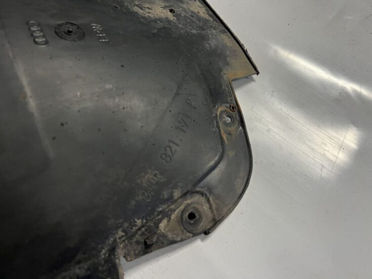 Priekšējais kreisais paspārns priekš AUDI A4 2000 AVANT
