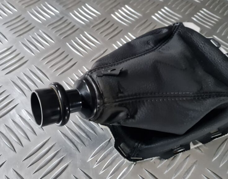 Pārnesumu pārslēgšanas kloķa auduma pārvalks priekš TOYOTA AVENSIS 2010