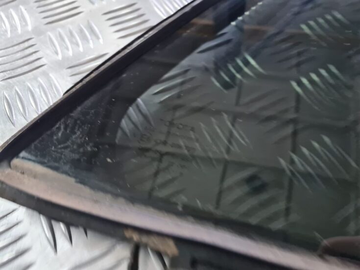 Labo durvju stūra stikls priekš TOYOTA AVENSIS 2010