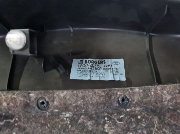 Bagāžnieka vāka liela apdare priekš TOYOTA AVENSIS 2010
