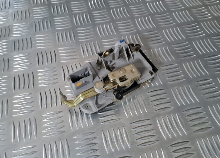 Priekšējo labo durvju slēdzene priekš CITROEN C8 2005