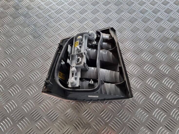 Aizmugurējais labais lukturis priekš OPEL VECTRA C 2002