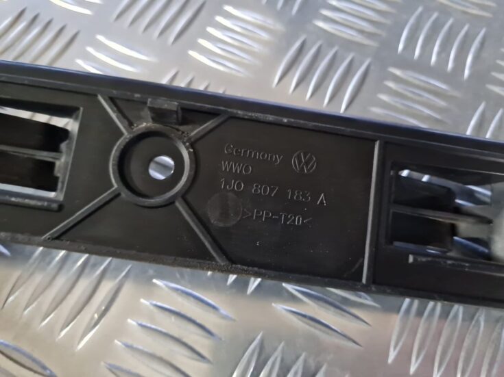 Priekšēja bufera kronšteins priekš VW GOLF IV 1999