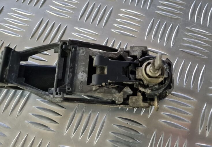 Priekšējāis labais durvju rokturis priekš VW GOLF IV 1999