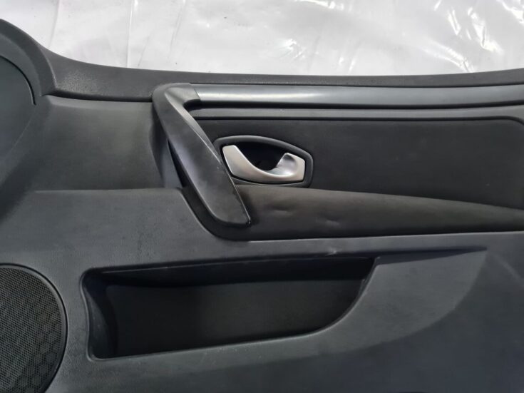 Priekšējo labo durvju apdare priekš RENAULT LAGUNA 2008