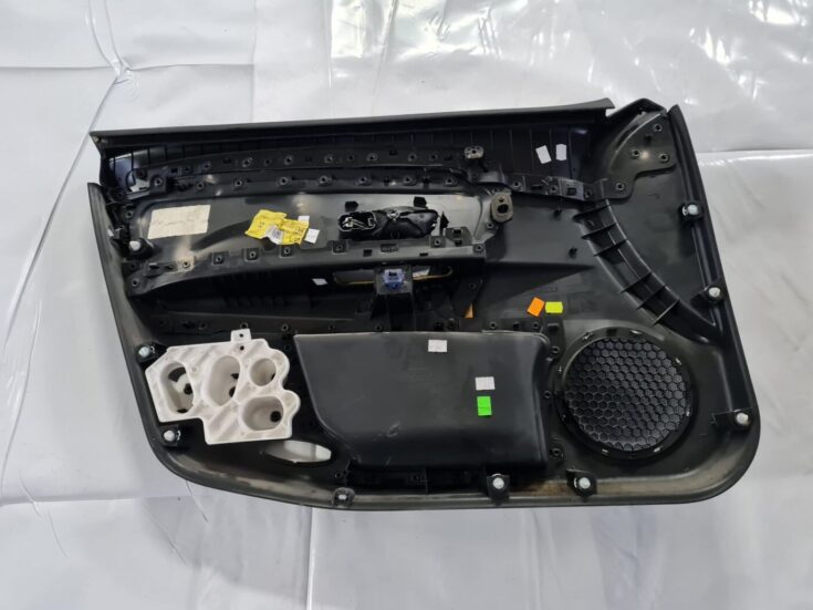 Priekšējo labo durvju apdare priekš RENAULT LAGUNA 2008