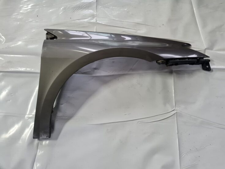 Priekšējais labais spārns priekš RENAULT LAGUNA 2008