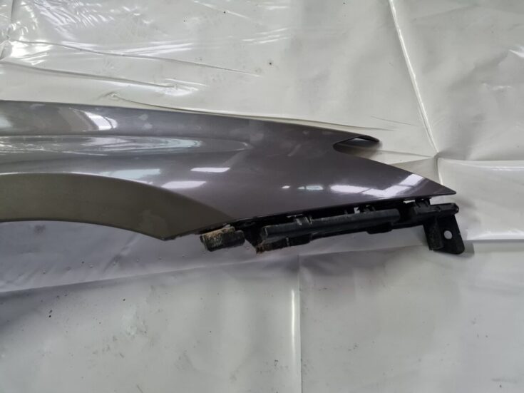 Priekšējais labais spārns priekš RENAULT LAGUNA 2008
