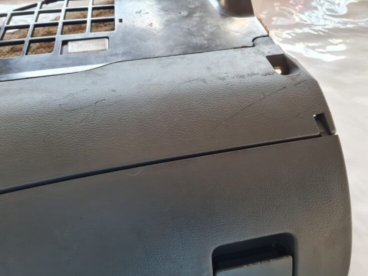 Mantu glabāšanas nodalījums pasažiera pusē priekš AUDI A6 1998