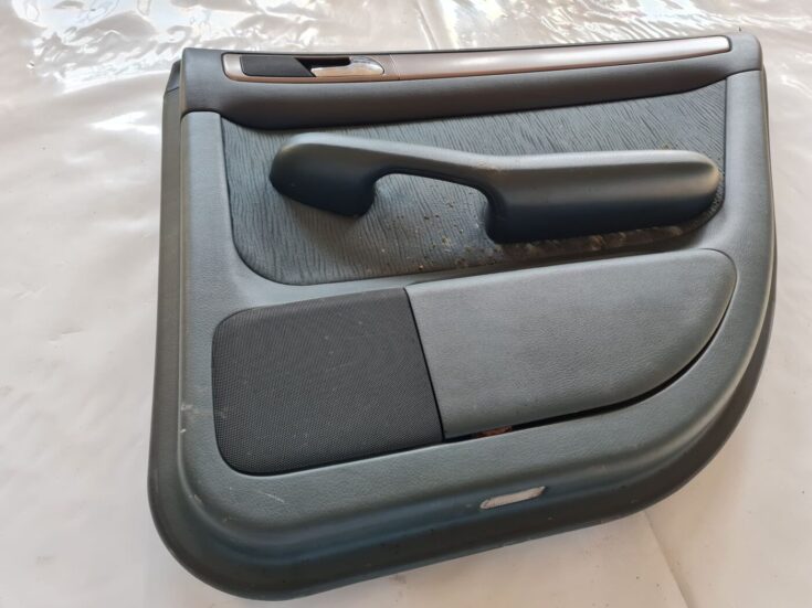 Aizmugurējo labo durvju apdare priekš AUDI A6 1998