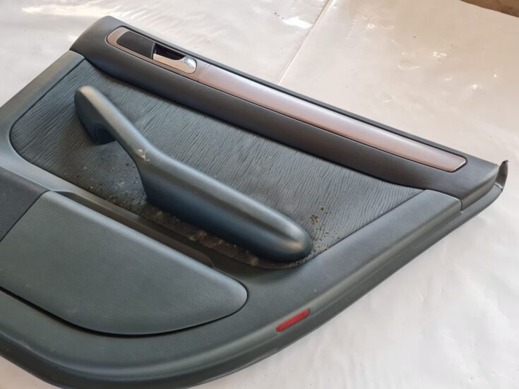Aizmugurējo labo durvju apdare priekš AUDI A6 1998