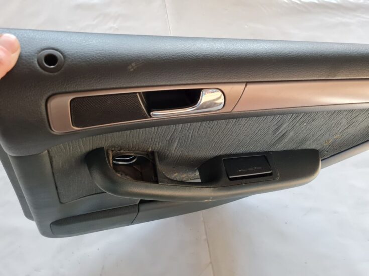 Aizmugurējo labo durvju apdare priekš AUDI A6 1998