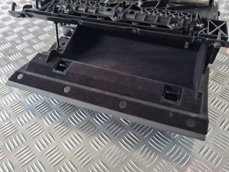 Mantu glabāšanas nodalījums pasažiera pusē priekš BMW 6 E63 645 2004