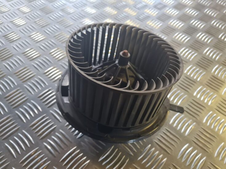 Salona ventilators priekš VW GOLF 5 2004