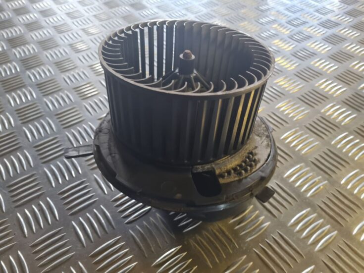 Salona ventilators priekš VW GOLF 5 2004